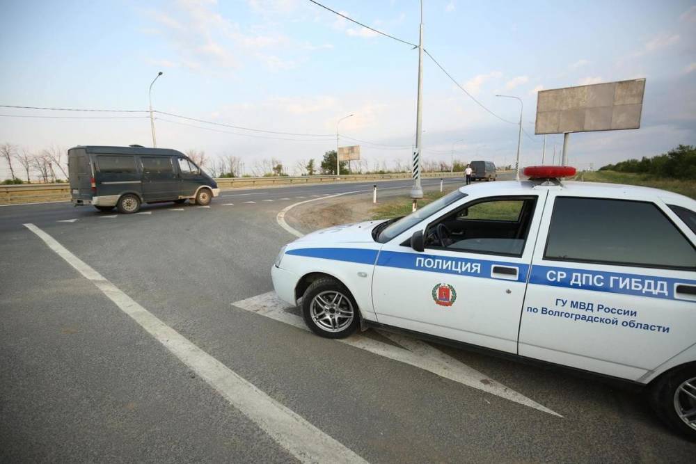 Водитель и пассажир «Лексуса» чудом выжили в ДТП с фурой под Волгоградом