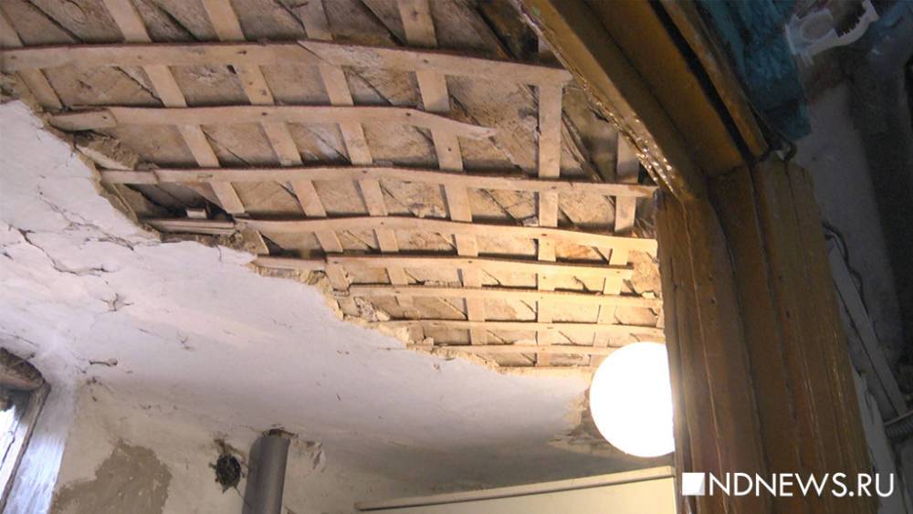 Подрядчики фонда капремонта разобрали крышу дома в Екатеринбурге – жильцов затопило уже дважды (ФОТО)