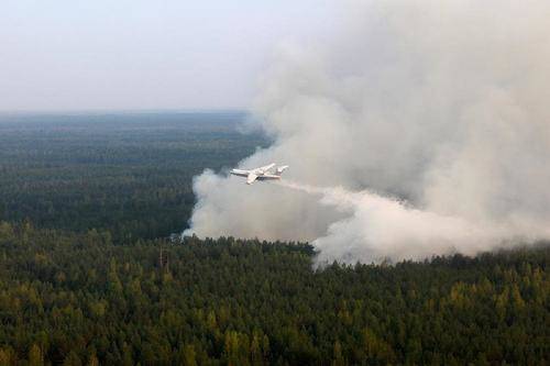 Самолеты сбрасывают воду на сибирские лесные пожары, а жители умоляют о помощи