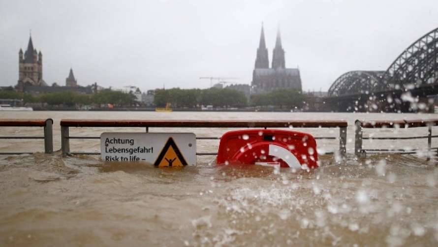 Катастрофическое наводнение в Германии грозит преемникам Меркель провалом на выборах