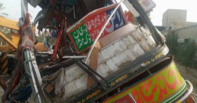 В Пакистане 30 человек погибли при столкновении автобуса с грузовиком