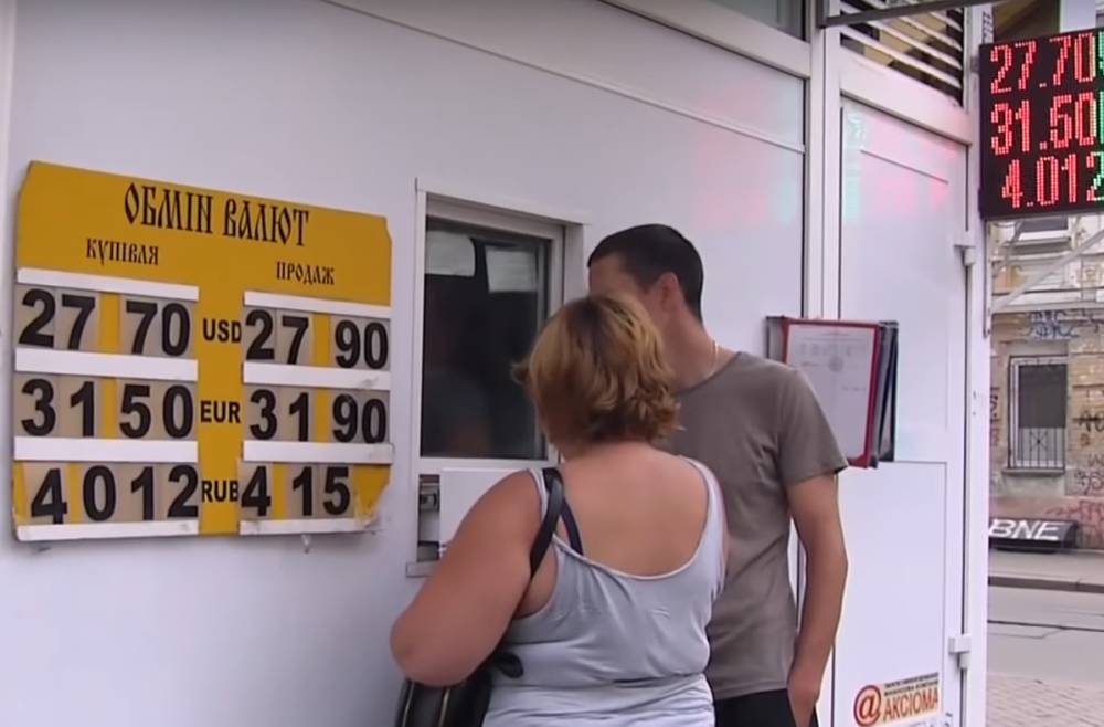 Украинцы не могут обменять доллары в банках и обменниках: что происходит