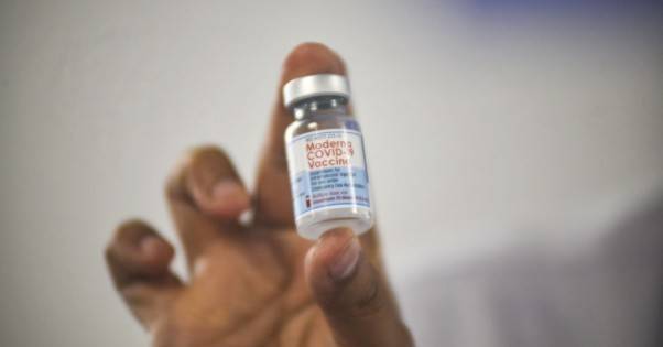 В Украину привезли вакцину Moderna: насколько она эффективна и кого нею будут прививать
