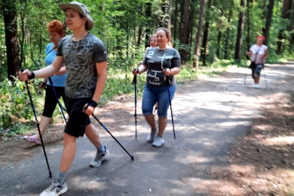Прогулки с палками: в ивановском парке «Харинка» ветераны занимаются скандинавской ходьбой