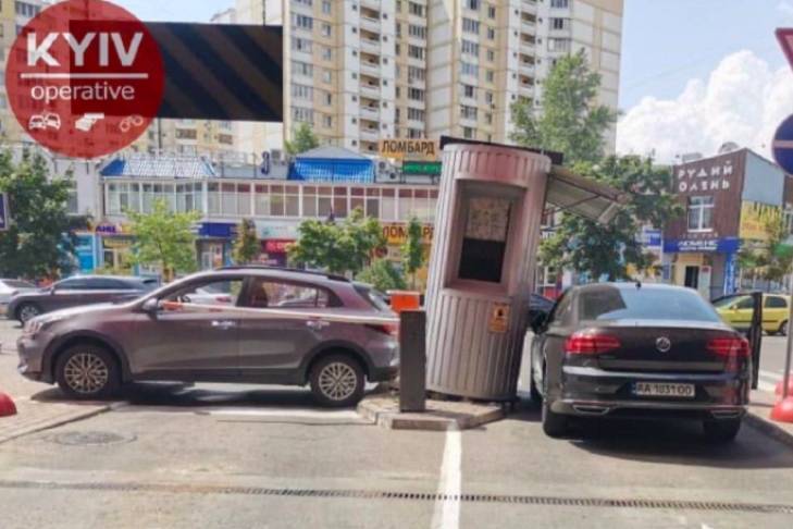 Женщина за рулем сдавая задом протаранила будку парковщика возле ТРЦ в Киеве