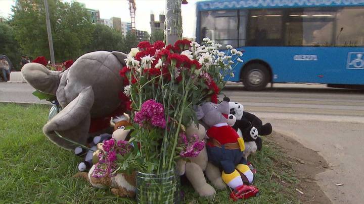 Вести-Москва. Смерть на зебре: люди несут цветы к месту гибели детей в Солнцеве