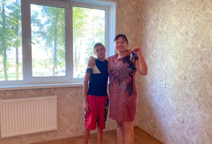 Многодетная семья из аварийного дома под Гатчиной получила новое жилье