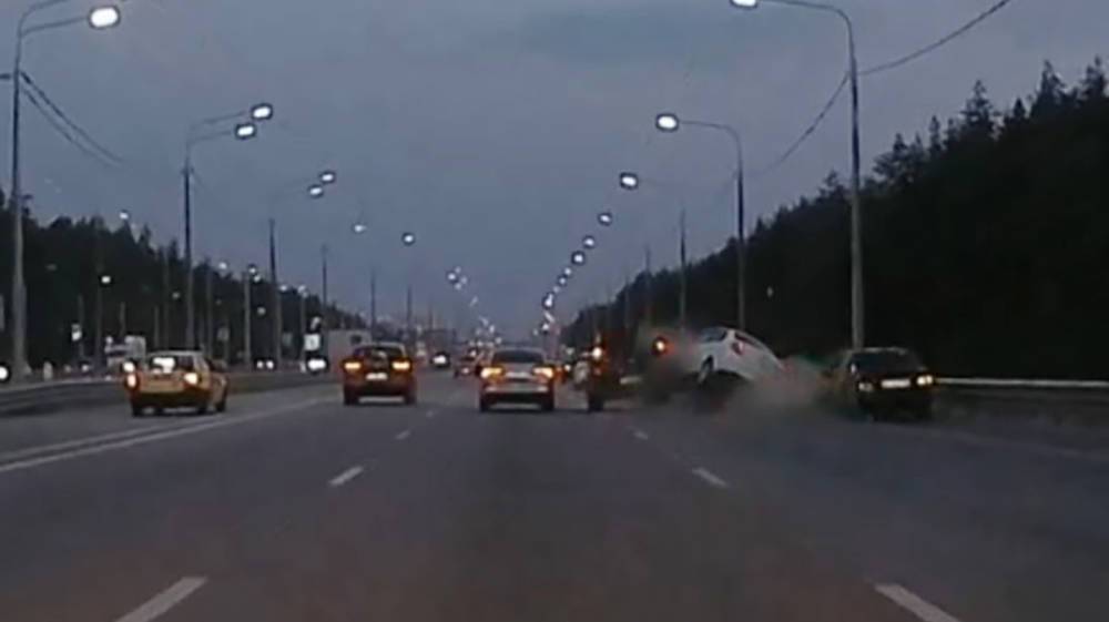 Воронежец на Datsun устроил массовое ДТП на Московском проспекте: появилось видео