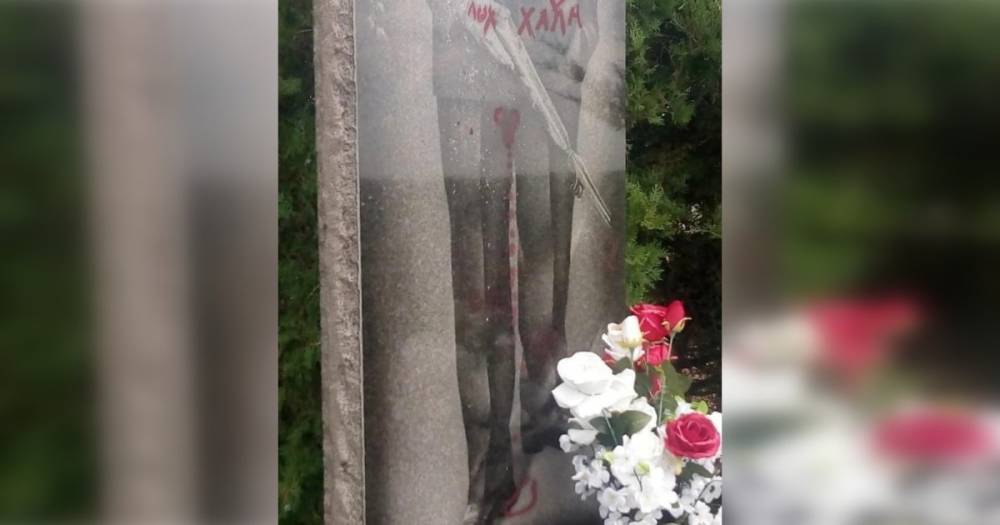 Танцевали и рисовали на могилах: под Харьковом подростки устроили вечеринку на кладбище (видео)