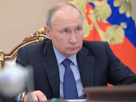 Путин внес в Госдуму законопроект, дающий ему право продлять сроки службы маршалам и генералам