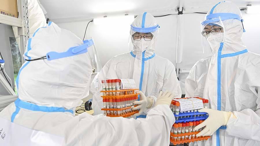 Эксперт сравнил вероятности лабораторного и природного истока пандемии