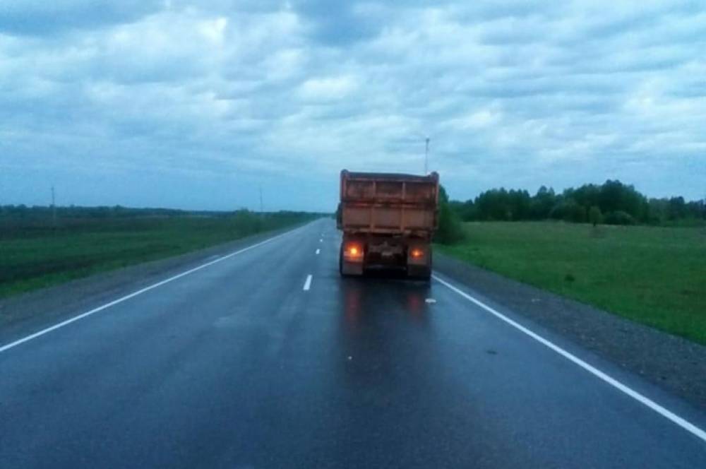 В Хабаровском крае водитель КАМАЗа не справился с управлением