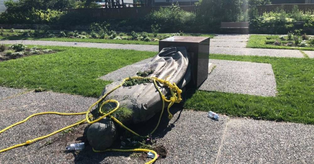 В Канаде вандалы безнаказанно повалили статуи Елизаветы II и Виктории