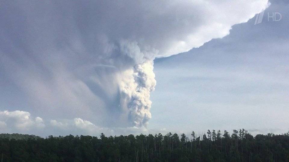 На Филиппинах вулкан Тааль выбросил гигантский столб пепла на высоту в километр
