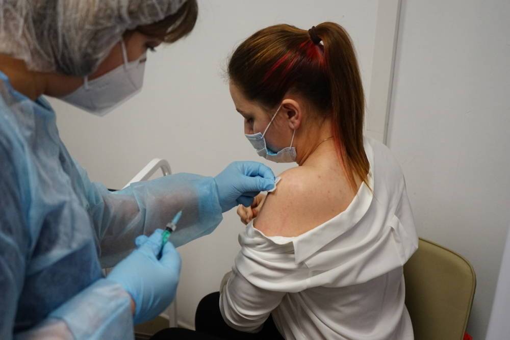 Более 900 тысяч петербуржцев прошли вакцинацию от коронавируса