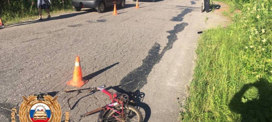 Юный велосипедист в Карелии выехал на центр дороги и попал под машину