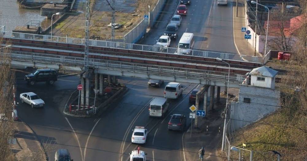 Въезд на двухъярусный мост с Портовой перекрыт из-за ДТП
