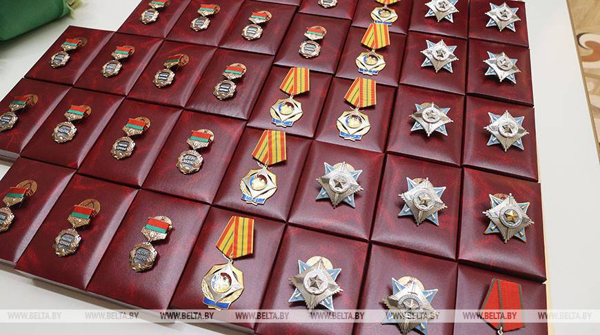 Лукашенко вручил государственные награды заслуженным деятелям