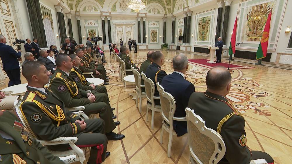Президент Беларуси вручил государственные награды заслуженным деятелям