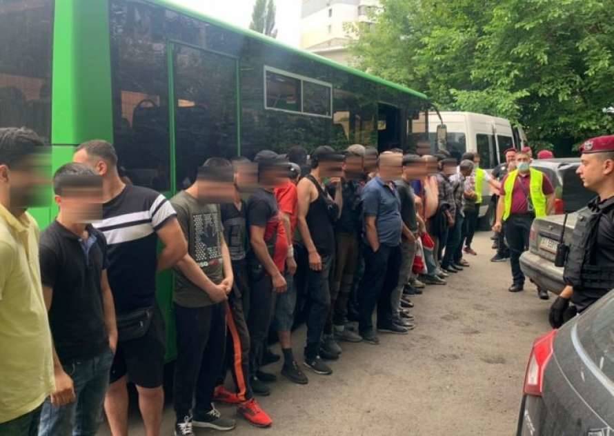 На столичном рынке полиция выявила дюжину нелегалов из Центральной Азии и Кавказа