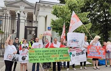 Активисты партии Николая Статкевича провели акцию у посольства РФ в Варшаве