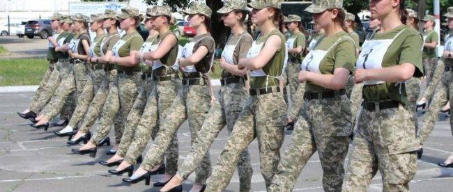 «Это унижение»: политики и украинцы раскритиковали идею обуть курсанток в туфли на каблуках на парад