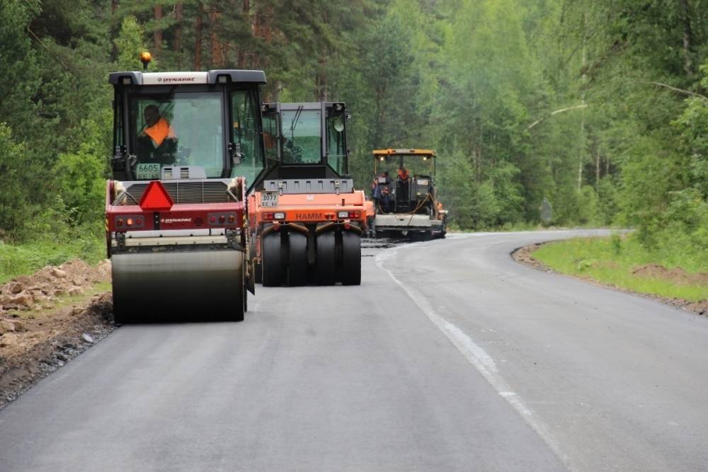 Выравнивающий слой асфальта на трассе в Печорском районе уложат к 10 июля