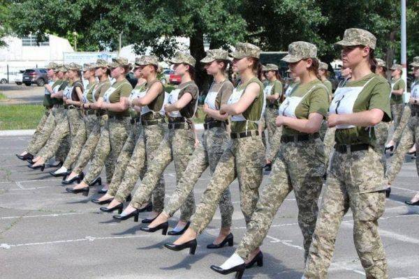 «Парад, смирно!»: главе Минобороны Украины подарили женские туфли