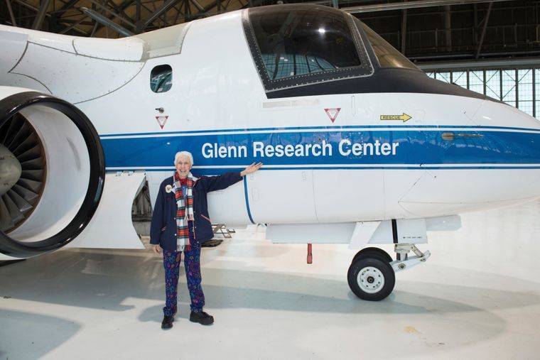 Вместе с Безосом в космос полетит 82-летняя пилотесса