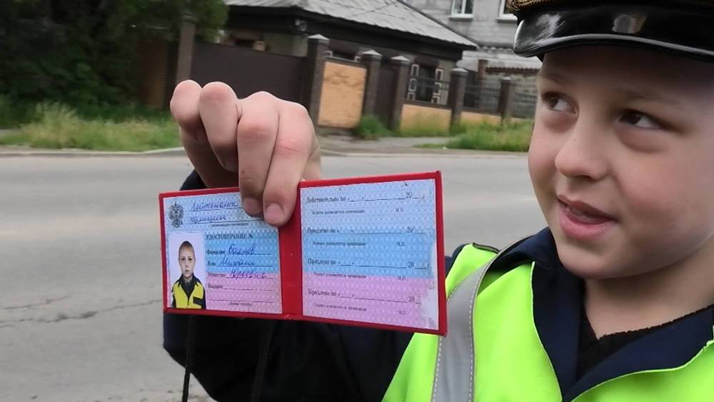 В Иркутске мальчик - "инспектор" ГИБДД стал героем соцсетей
