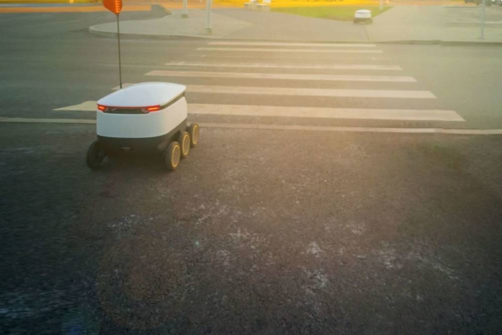«Яндекс» пустил по улицам Мурино роботов-доставщиков еды
