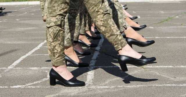 Каблуки будут ниже: девушкам-военным сменят обувь на парад ко Дню Независимости