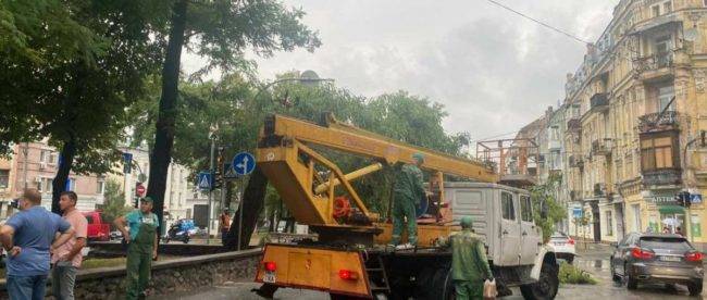 Последствия ливня в Киеве: разрушенные дороги, около 150 поваленных деревьев