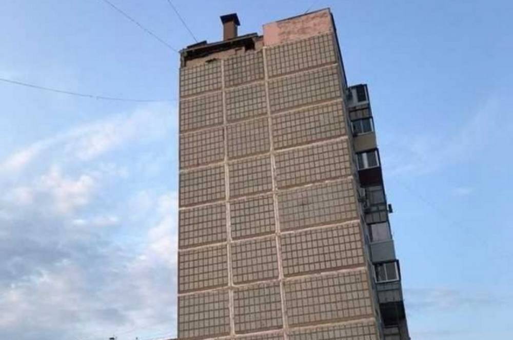 В Комсомольске-на-Амуре из стены жилого дома выпала плита