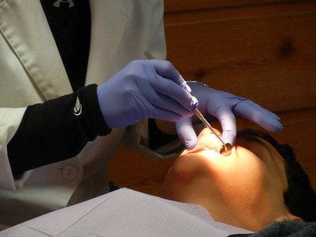 Петербургский стоматолог объяснил, как кариес может привести к раку