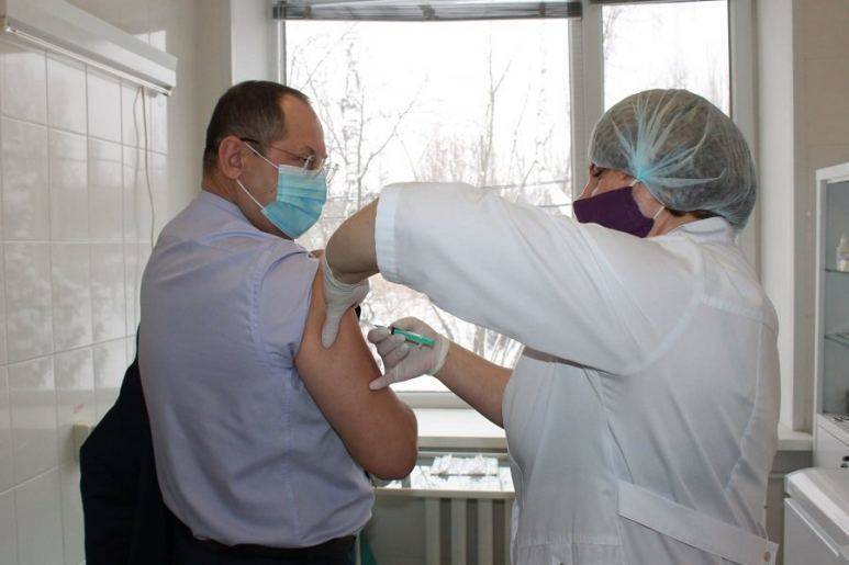 Почти половина регионов России ввели обязательную вакцинацию
