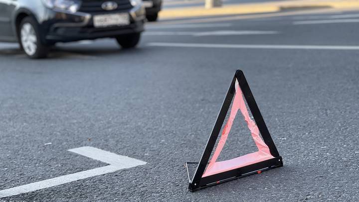 Один человек погиб в результате столкновения легковушки и автобуса в Подмосковье