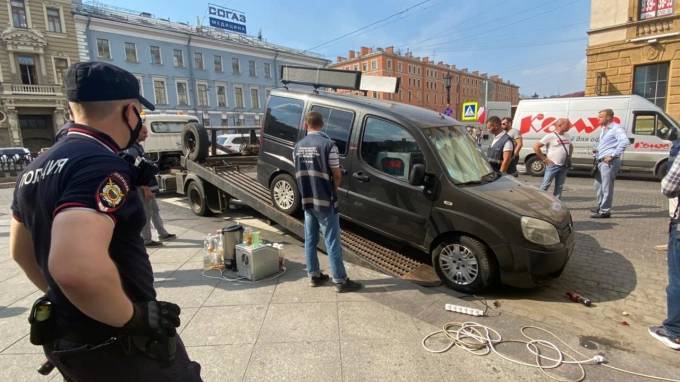 В Петербурге горе-бизнесмены пытались помешать эвакуации автомобиля по продаже напитков
