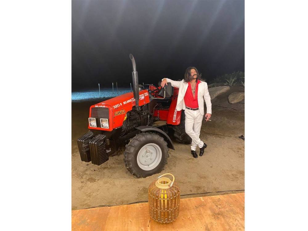 На бакинском пляже появился ухажер с трактором "Беларусь-Гянджа" (ВИДЕО, ФОТО)