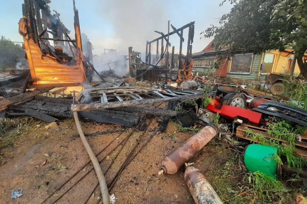 В Смоленском районе сгорели гараж, курятник, столярная мастерская и сарай