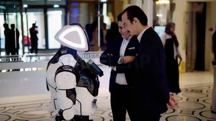 Вести. Пермский робот официально стал сотрудником полиции в ОАЭ