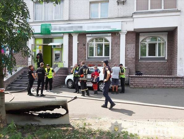 В Киеве пытались ограбить отделение Укрсиббанка. Злоумышленницу задержали (фото)