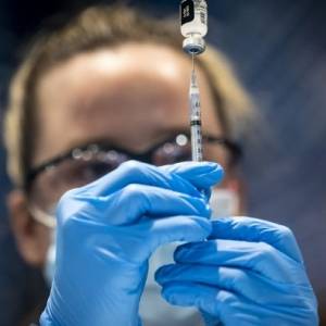 Польша может перепродать 4 млн доз COVID-вакцины Украине и Балканам