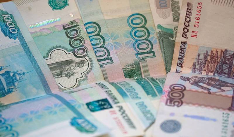 Депутаты предложили ежегодно выплачивать 10 тысяч рублей на школьников