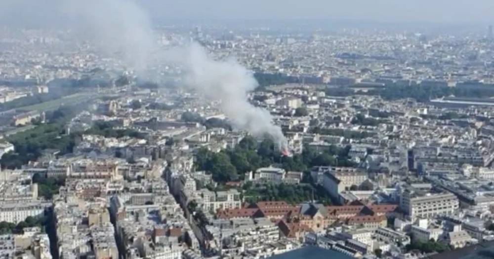 Крупный пожар произошел в Париже близ резиденции премьера Франции и посольства Италии (ВИДЕО)