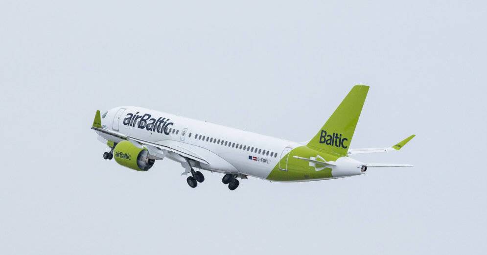 У самолета airBaltic после посадки отключились оба двигателя