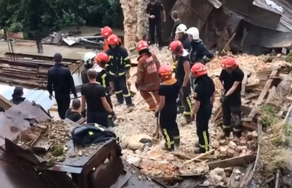 Здание обвалилось в центре Львова, спасти удалось не всех: кадры трагедии