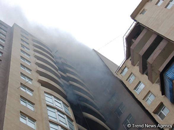 В Баку тушат пожар в многоэтажном доме