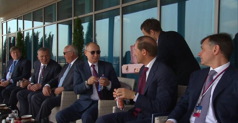 "Денис, ты заплатил?": Путин на МАКС-2021 угостился мороженым из розового чемоданчика