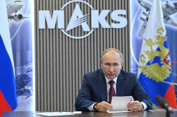 Владимир Путин угостился мороженым на авиасалоне МАКС